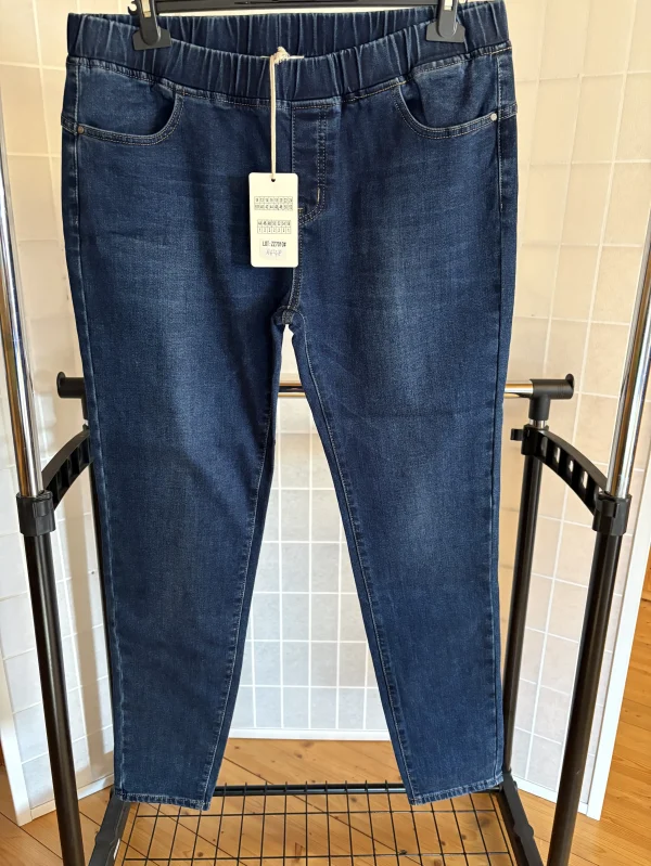 Gumis derekú koptatott női farmernadrág