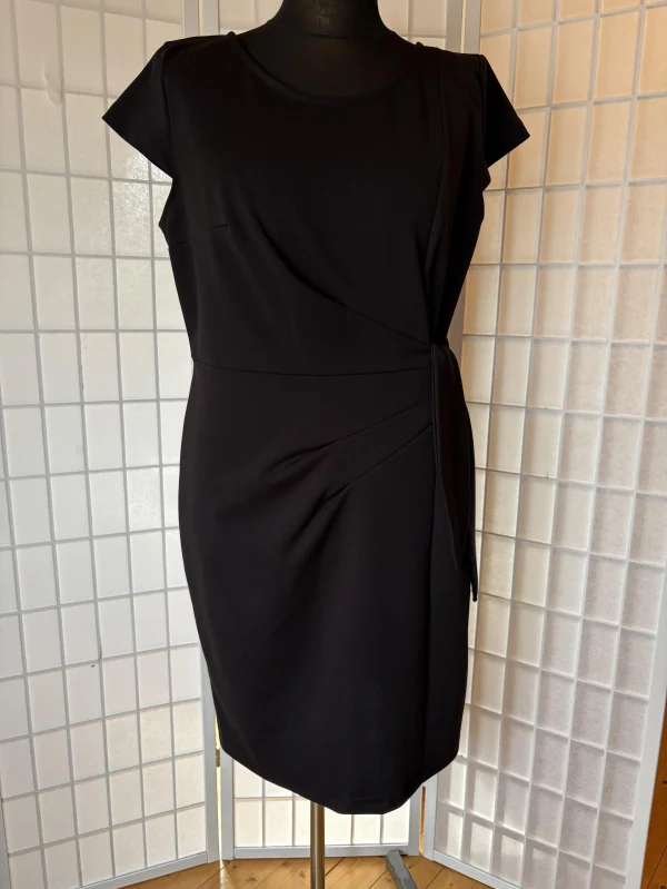 Zita Fashion oldalt kötős fekete ruha