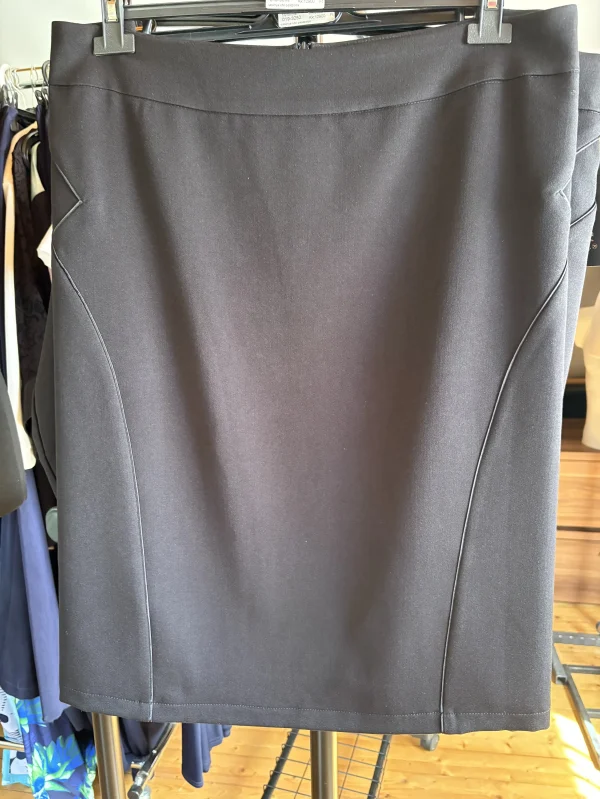 Szöszi Fashion extra méretű alkalmi szoknya fekete